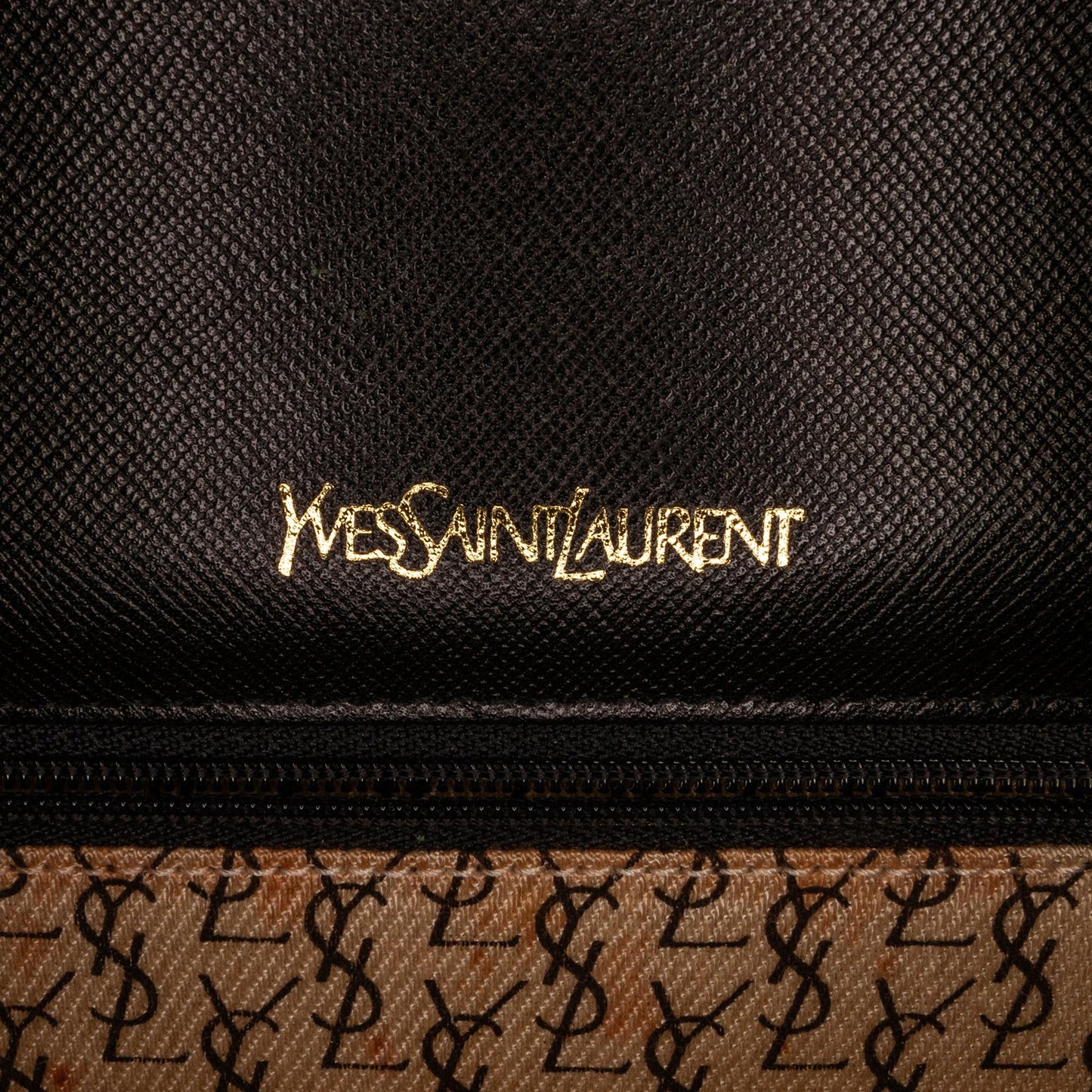 Saint Laurent Calf Leather Clutch (SHG-Gkqldx